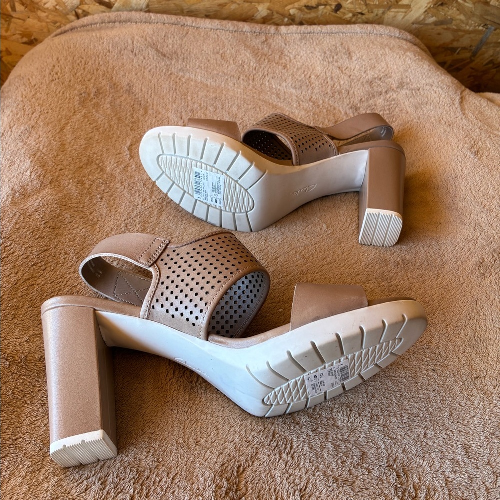 NWOT CLARKS Artisan Pastina Malory Open Toe Leather Sandals in Sand Size 8.5 - Picture 5 of 7